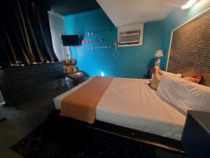 拉斯维加斯沙漠之山汽车旅馆的一间卧室设有一张蓝色墙壁的大床