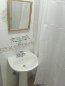 乔奥诺奥尔Kumar's Mountain View Cottage的白色的浴室设有水槽和镜子