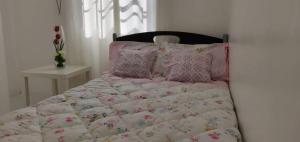 Santa RosaJulzhome PH Properties by Juliet AfricaPervaze的一张带粉色和白色床单及枕头的床