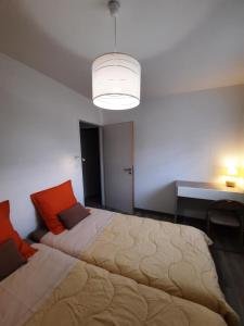 盖朗德AGATHE chambres d'hôtes的一间卧室配有一张大床和灯具