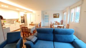 AzcoitiaBalentziaga的一间带蓝色沙发的客厅和一间厨房
