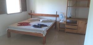 伊尔哈德博伊巴Sem Fronteiras的一间卧室配有一张床和一张带风扇的书桌