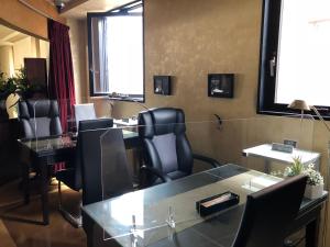萨摩川内市卫星酒店的一间会议室,配有黑椅子和书桌