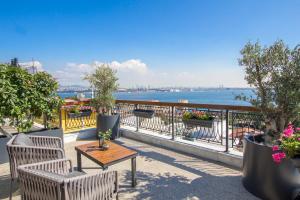 伊斯坦布尔诗歌酒店的阳台配有桌椅,享有水景。