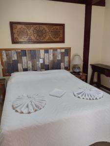 伊利亚贝拉邦斯文托斯旅馆的一张白色的床,上面有两条毛巾