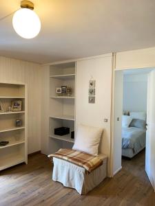 帕索圣佩莱格里诺Appartamento San Pellegrino的一间卧室配有一张床和一面大镜子