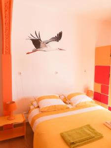 卡拉帕泰拉Casa do Lado的鸟飞在卧室的床上