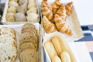 辛特拉辛特拉精品酒店的一大堆不同类型的面包和糕点