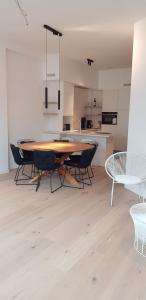 克诺克－海斯特Nieuwbouwappartement Lippenslaan met 2 slaapkamers - WIFI - 6 personen的带厨房的客房内的桌椅