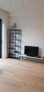 克诺克－海斯特Nieuwbouwappartement Lippenslaan met 2 slaapkamers - WIFI - 6 personen的一间房间,配有一张桌子和一台笔记本电脑