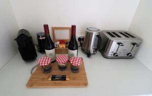 马斯特顿Le Grá Vineyard and Winery的配有瓶装葡萄酒和烤面包机的切换板