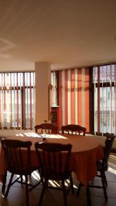 德罗贝塔-塞维林堡La Conu Iancu的一间带桌椅和窗户的用餐室
