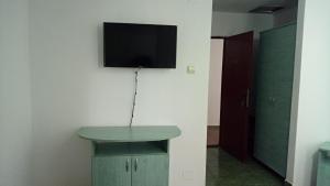 德罗贝塔-塞维林堡La Conu Iancu的一间设有桌子的房间和墙上的电视