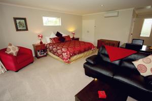 汉默温泉玛什蒙特花园酒店的一间卧室配有红色的床和红色椅子