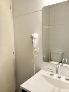 玛德琳港Monoambiente Libertad 345的浴室设有白色水槽和镜子