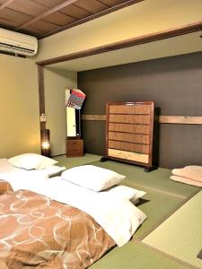 奈良奈良町宾馆的一间卧室设有两张床和门