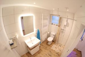 SilberstedtFerienwohnung MoinMoin 2D的白色的浴室设有水槽和卫生间。