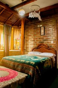 奥塔瓦洛Hospedaje Vertientes del Imbabura的一间卧室,卧室内配有一张大床