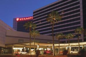 悉尼Stamford Plaza Sydney Airport Hotel & Conference Centre的一座星巴克大楼前面有棕榈树