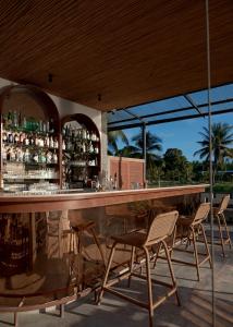 卡农Chula Beach Resort的一个带椅子和吧台的酒吧