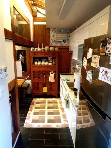 大邱Hanok1957的厨房设有 ⁇ 制地板和台面