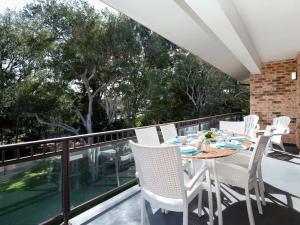 浅滩湾Bay Parklands, 68 2 Gowrie Ave - Fully ducted aircon, wifi, pool, tennis court, communal spa的美景阳台配有桌椅