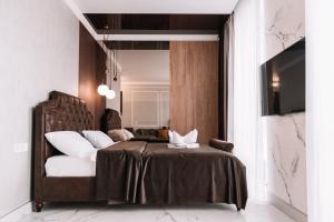 基辅Royal Tower VIP Smart Apartments 2的卧室配有带白色枕头的大床