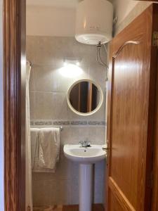 巴耶格兰雷伊安帕罗拉斯哈雅斯膳食公寓的一间带水槽和镜子的浴室