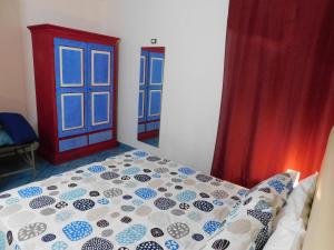 法维尼亚纳卡萨瓦坎泽伊利瑟酒店的一间卧室设有一张床和一扇红色的门