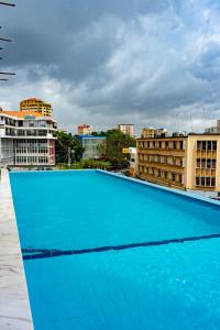 达累斯萨拉姆达累斯萨拉姆假日酒店的一座大型蓝色游泳池,位于一座建筑的顶部