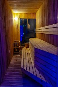 达累斯萨拉姆达累斯萨拉姆假日酒店的一间设有木凳的桑拿浴室