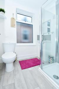 Trent ValeTownhouse @ 543 London Road Stoke的一间带卫生间和玻璃淋浴间的浴室