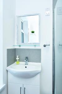 Trent ValeTownhouse @ 543 London Road Stoke的浴室设有白色水槽和镜子