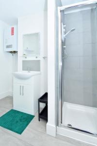 Trent ValeTownhouse @ 543 London Road Stoke的带淋浴和盥洗盆的浴室