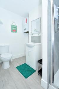 Trent ValeTownhouse @ 543 London Road Stoke的浴室配有卫生间、盥洗盆和淋浴。