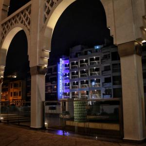 拉巴特博物馆酒店的一座晚上有蓝色灯光的建筑