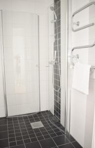 隆德Apartments Lund的带淋浴的浴室和玻璃门