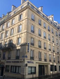 巴黎巴黎克罗采酒店的街道拐角处的大建筑