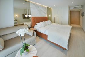 布德瓦地中海酒店及度假村的一间卧室配有一张大床和一张沙发