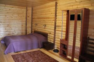曼哲罗克曼泽洛公园酒店的小木屋内一间卧室,配有一张床