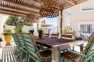 穆特克萨梅尔Casa Verde Guesthouse的户外用餐室配有木桌和椅子