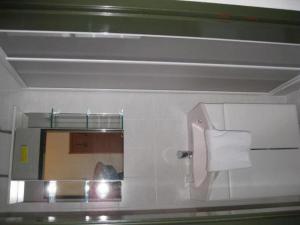 布如克纽多夫匈牙利王冠酒店的浴室设有镜子和卫生纸饮水机