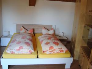 韦策阿尔特维泽酒店的一张床上有两个枕头的房间