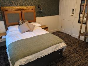 多佛尔Royal Oak的一间卧室,卧室内配有一张大床