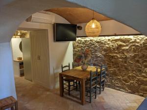 La PeraCan Puig CAVE的一间带木桌和椅子的用餐室
