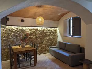 La PeraCan Puig CAVE的客厅配有桌子和沙发