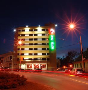 锡比乌锡比乌公园酒店的夜间的酒店,前面有交通灯