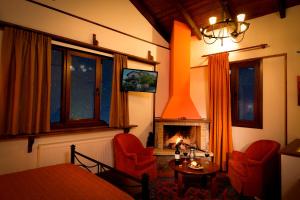 波利兹罗松德尔雅斯公寓的客厅设有壁炉和红色椅子