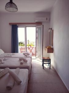 阿吉亚努美利卡里普索酒店的酒店客房设有两张床和一个阳台。