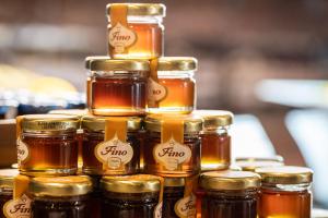 雅典雅典市中心皇冠假日酒店的桌子上堆着一罐蜂蜜